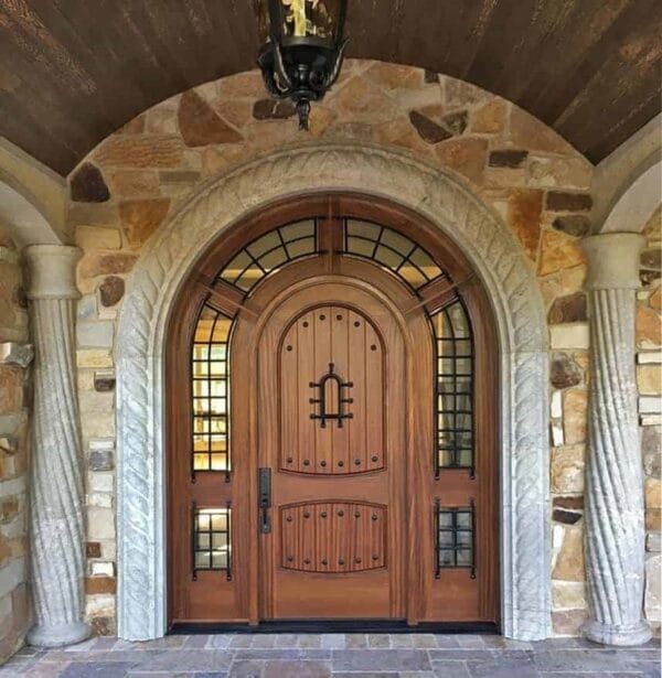 Uși de intrare exterior clasice și moderne din lemn masiv la comanda